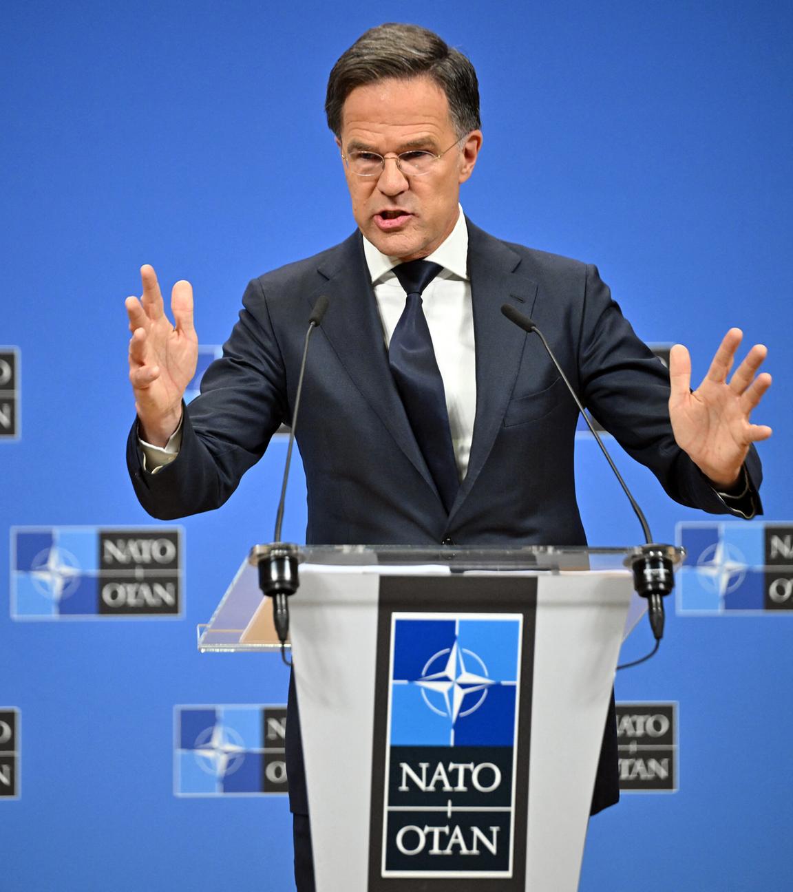 NATO Generalsekretär Mark Rutte bei einer PK vor dem Verteidigungsministertreffen in Brüssel.