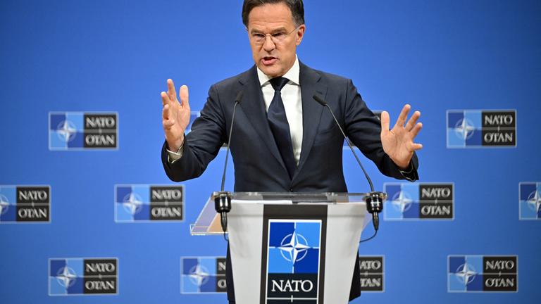 NATO Generalsekretär Mark Rutte bei einer PK vor dem Verteidigungsministertreffen in Brüssel.