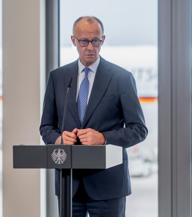 Bundeskanzler Merz gibt eine Presseerklärung vor seinem Abflug zum Nato-Gipfel nach Ankara.