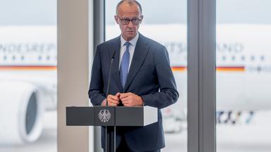 Bundeskanzler  Merz gibt eine Presseerklärung, bevor er zum NATO-Gipfel nach Ankara fliegt.