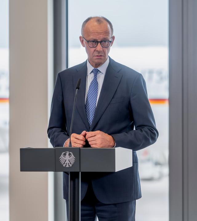 Bundeskanzler  Merz gibt eine Presseerklärung, bevor er zum NATO-Gipfel nach Ankara fliegt.