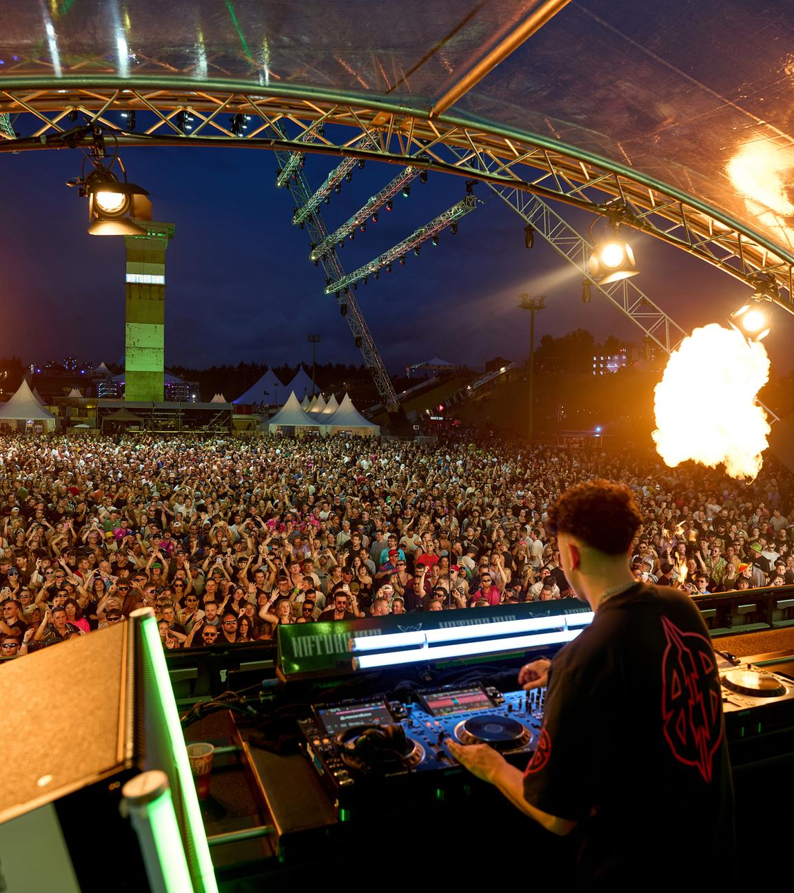 DJ Bennet legt beim Technofestival Nature One auf der ehemaligen US-Raketenbasis Pydna auf dem Open-Air-Floor auf