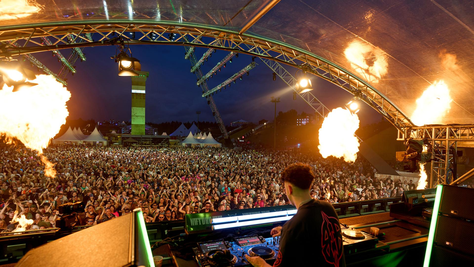 DJ Bennet legt beim Technofestival Nature One auf der ehemaligen US-Raketenbasis Pydna auf dem Open-Air-Floor auf