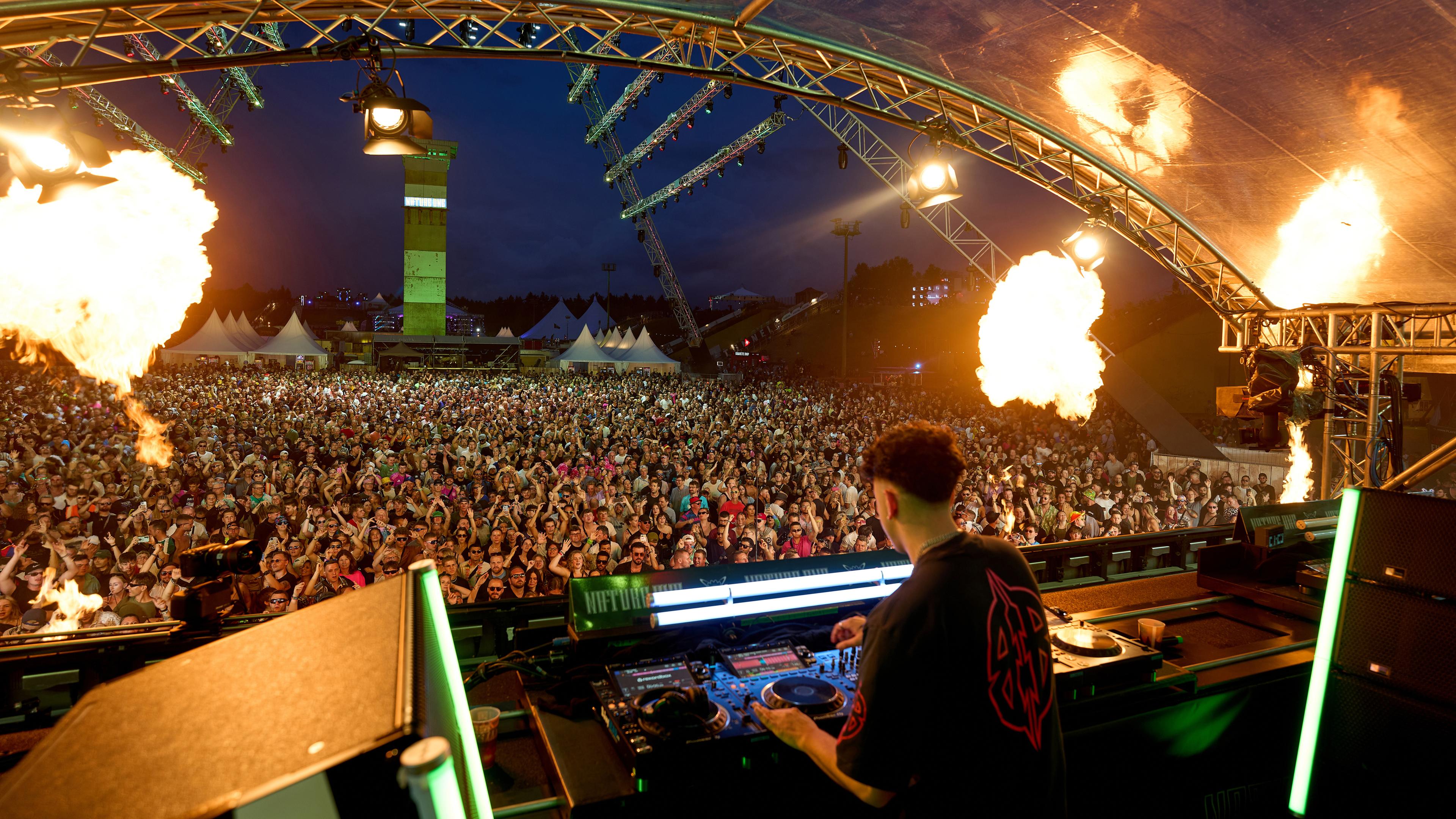 DJ Bennet legt beim Technofestival Nature One auf der ehemaligen US-Raketenbasis Pydna auf dem Open-Air-Floor auf