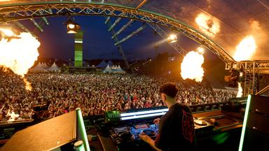 DJ Bennet legt beim Technofestival Nature One auf der ehemaligen US-Raketenbasis Pydna auf dem Open-Air-Floor auf