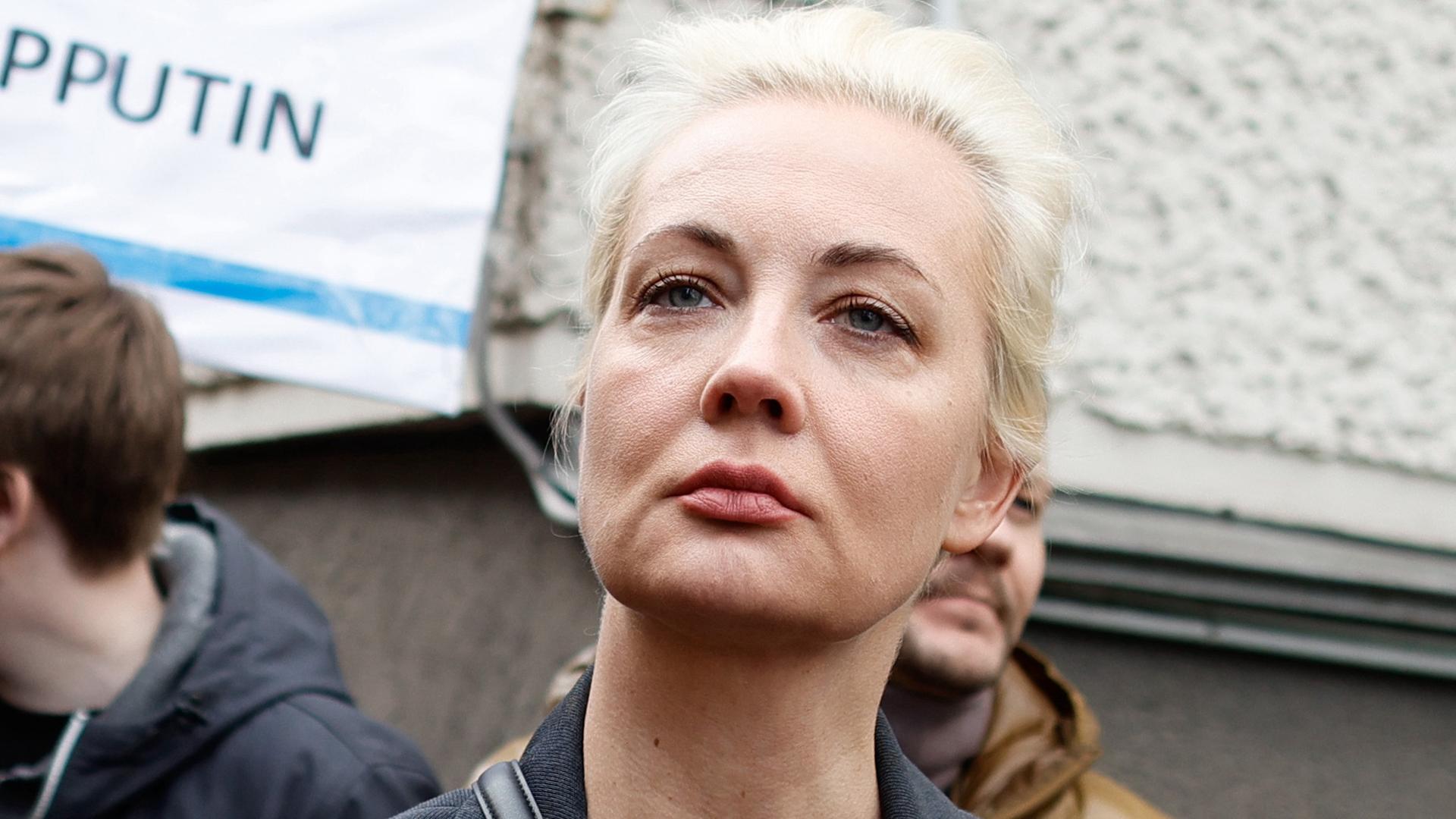 17.03.2024, Berlin: Julia Nawalnaja, Witwe von Alexej Nawalny, steht in einer Warteschlange vor der russischen Botschaft, um ihre Stimme für die Präsidentschaftswahl abzugeben.