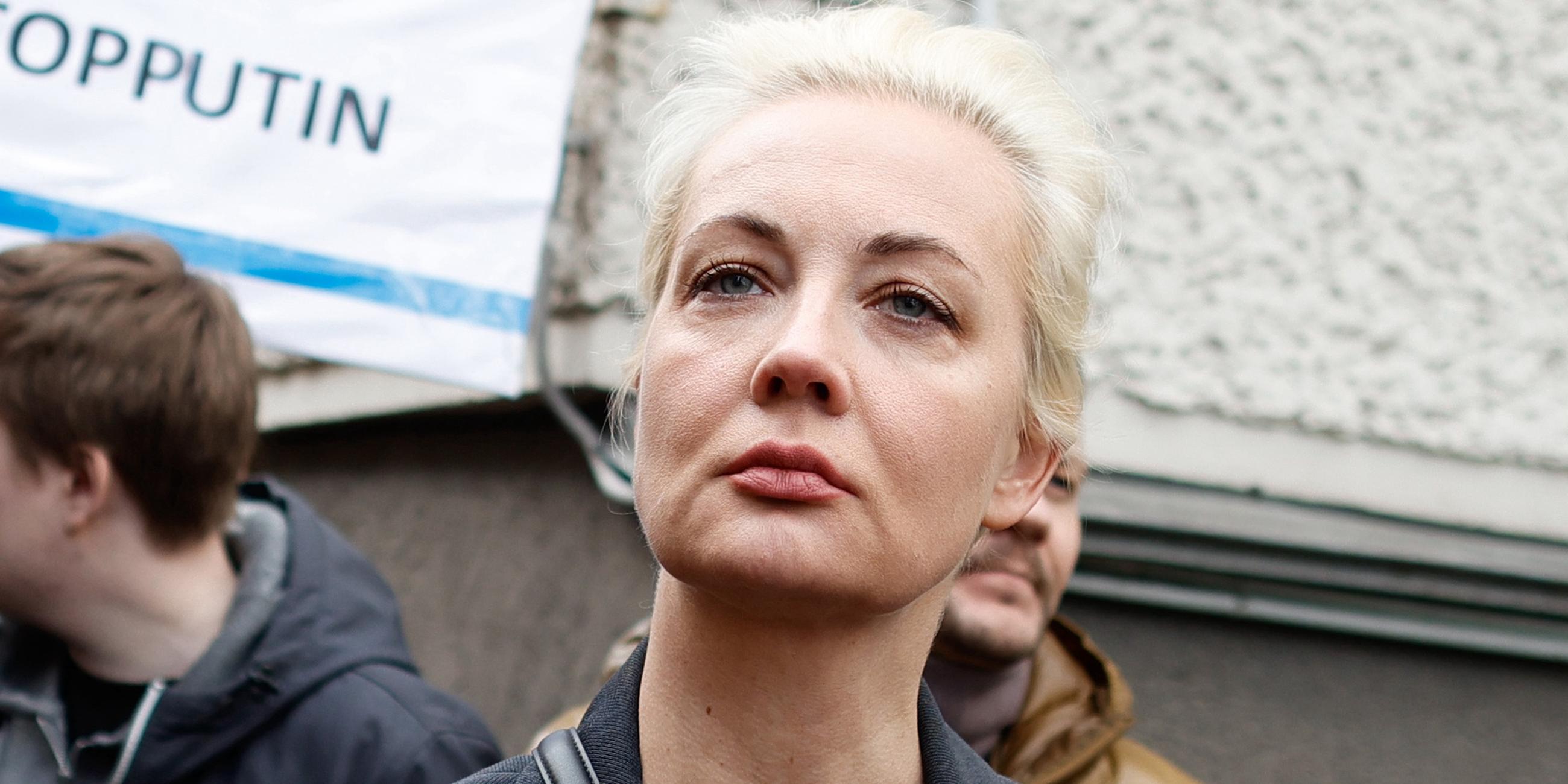 17.03.2024, Berlin: Julia Nawalnaja, Witwe von Alexej Nawalny, steht in einer Warteschlange vor der russischen Botschaft, um ihre Stimme für die Präsidentschaftswahl abzugeben.
