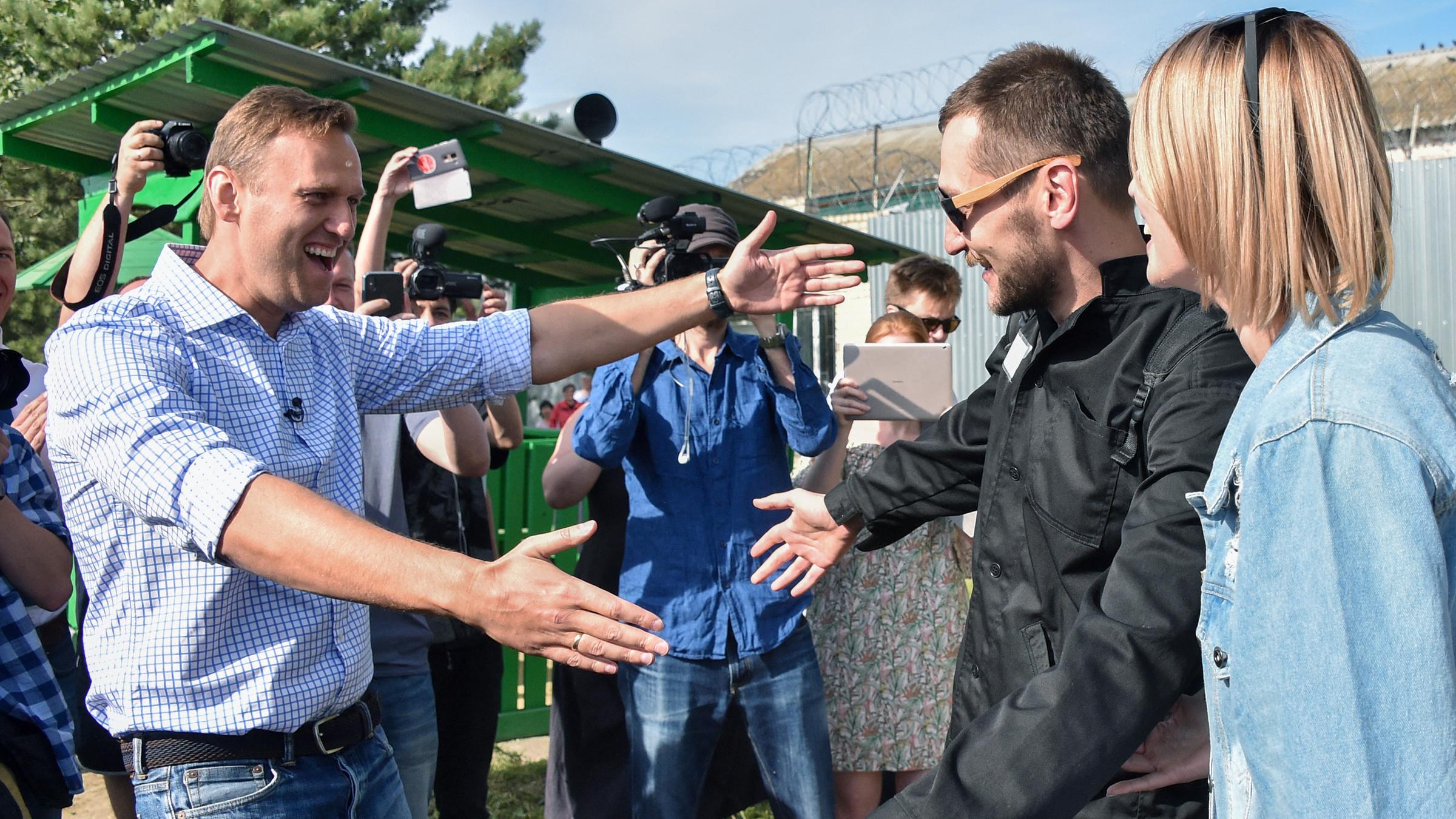 Im Jahr 2018 trifft Alexej seinen Bruder am Tor der Gefängniskolonie, wo Oleg nach dem fingierten Yves-Rocher-Prozess dreieinhalb Jahre verbrachte.