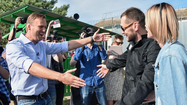 Im Jahr 2018 trifft Alexej seinen Bruder am Tor der Gefängniskolonie, wo Oleg nach dem fingierten Yves-Rocher-Prozess dreieinhalb Jahre verbrachte.