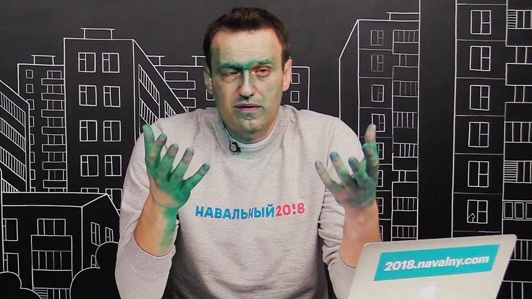 Alexej live auf Sendung im Jahr 2017, unmittelbar nachdem ein Angreifer. ihm eine giftige Flüssigkeit ins Gesicht geschleudert hatte. Um ein Haar hätte er deswegen ein Auge verloren.