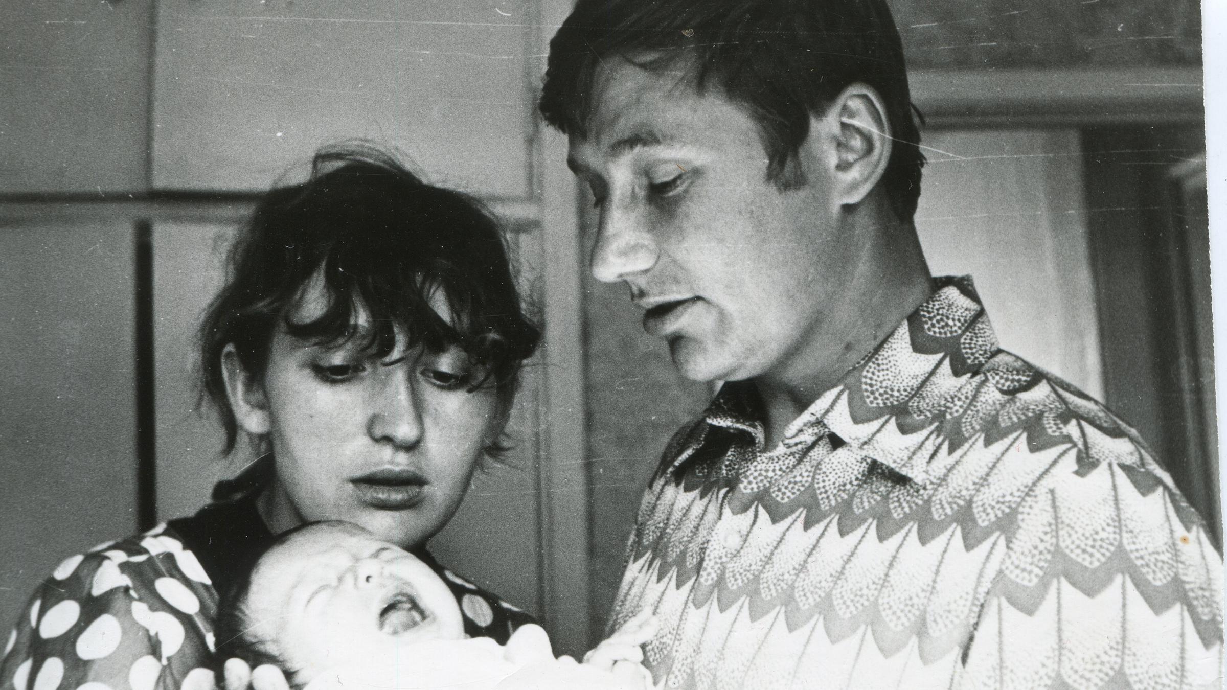 Anatoli und Ljudmila Nawalny mit ihrem neugeborenen Sohn Alexej, 1976