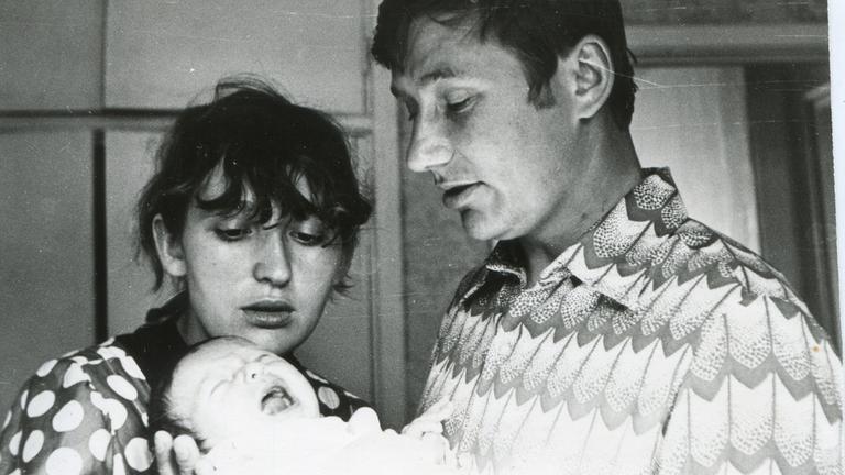 Anatoli und Ljudmila Nawalny mit ihrem neugeborenen Sohn Alexej, 1976