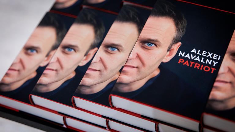 Bücherstapel auf Tisch 