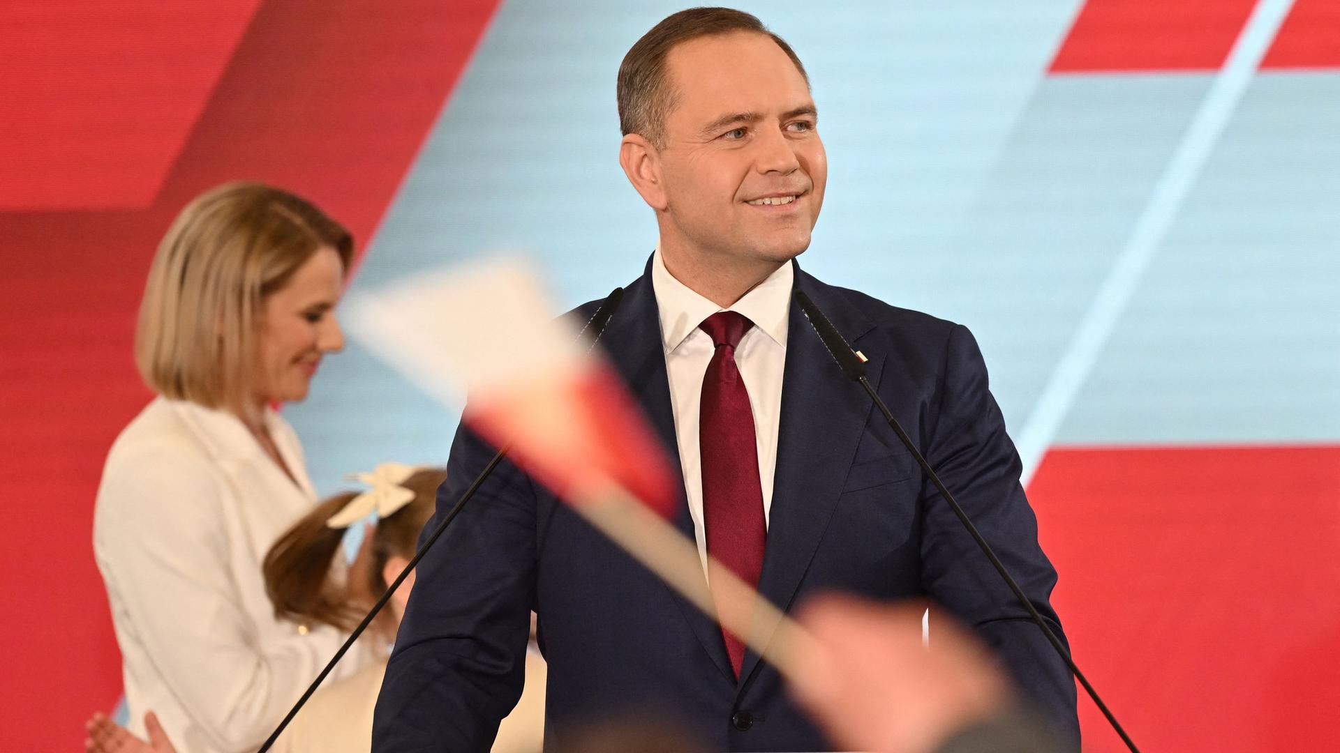 Karol Nawrocki, Präsidentschaftskandidat für die polnischen Präsidentschaftswahlen 2025, der von der rechtsgerichteten polnischen Partei Recht und Gerechtigkeit (PiS) unterstützt wird, spricht zu seinen Anhängern, als die ersten Wahltagsbefragungen nach den Präsidentschaftswahlen am 18. Mai 2025 in Danzig bekannt gegeben werden.