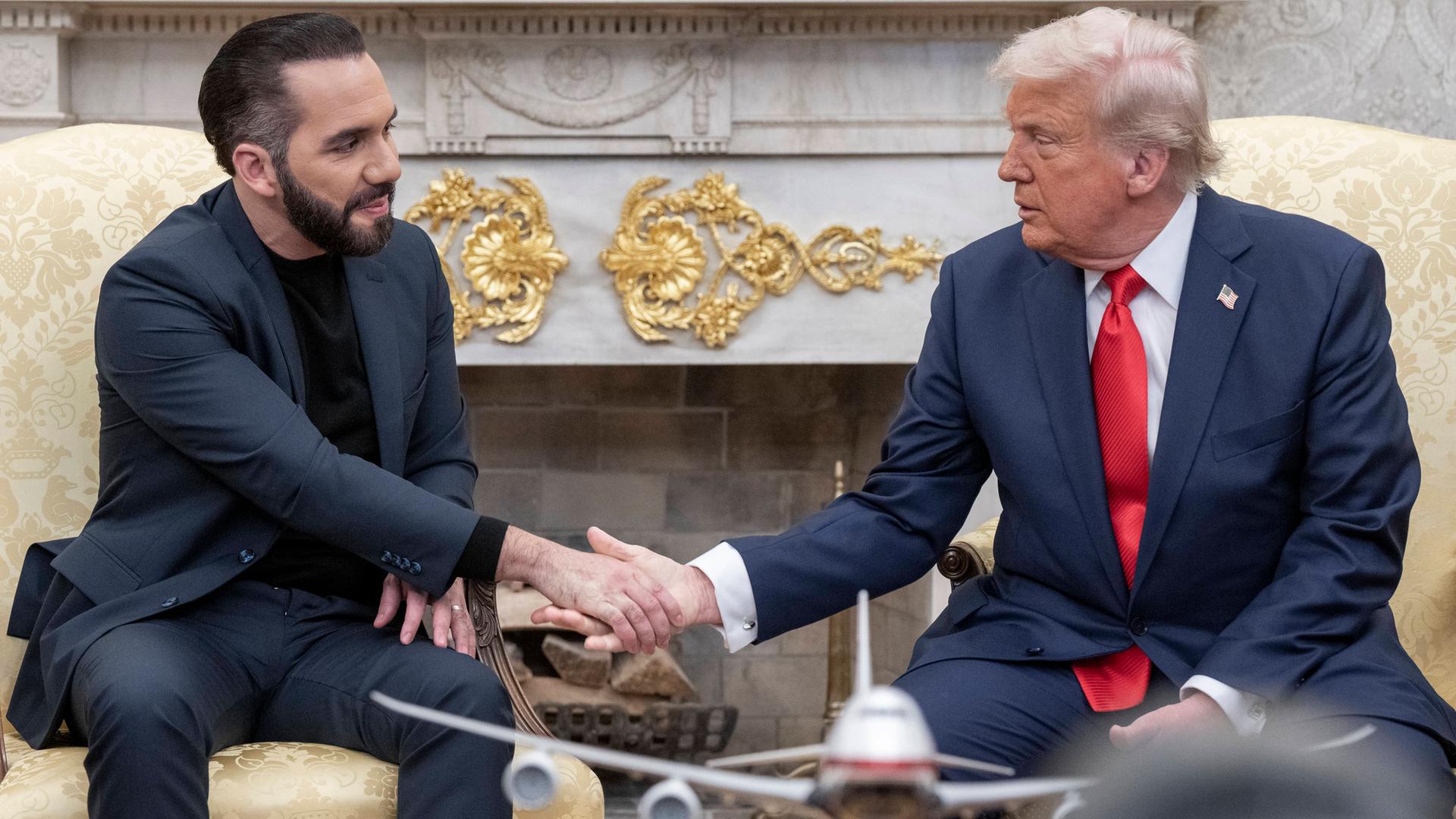 US-Präsident Donald Trump schüttelt die Hand von El Salvadors Staatschef Nayib Bukele im Oval Office des Weißen Hauses in Washington