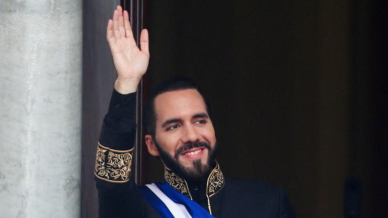 Nayib Bukele winkt dem Publikum zu.