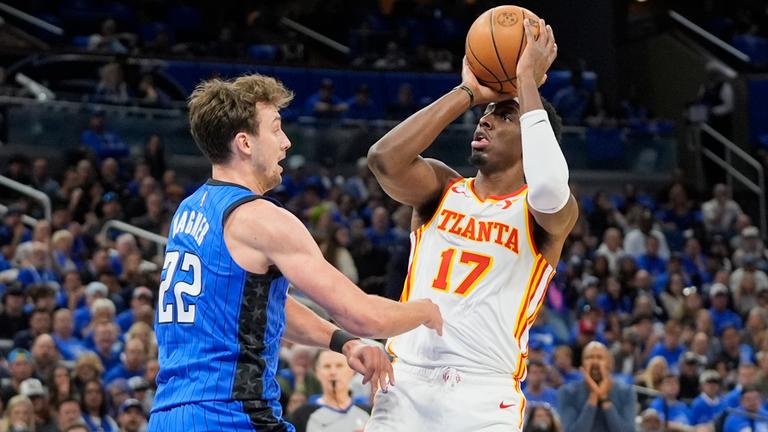 Atlanta Hawks-Angreifer Onyeka Okongwu (re.) gegen Orlando-Magic-Angreifer Franz Wagner