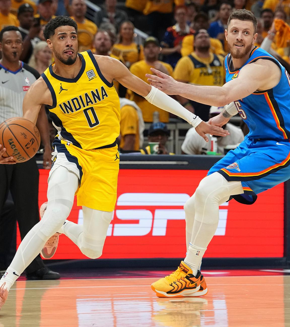 Oklahomas Isaiah Hartenstein (r.) im Duell mit Indianas Tyrese Haliburton