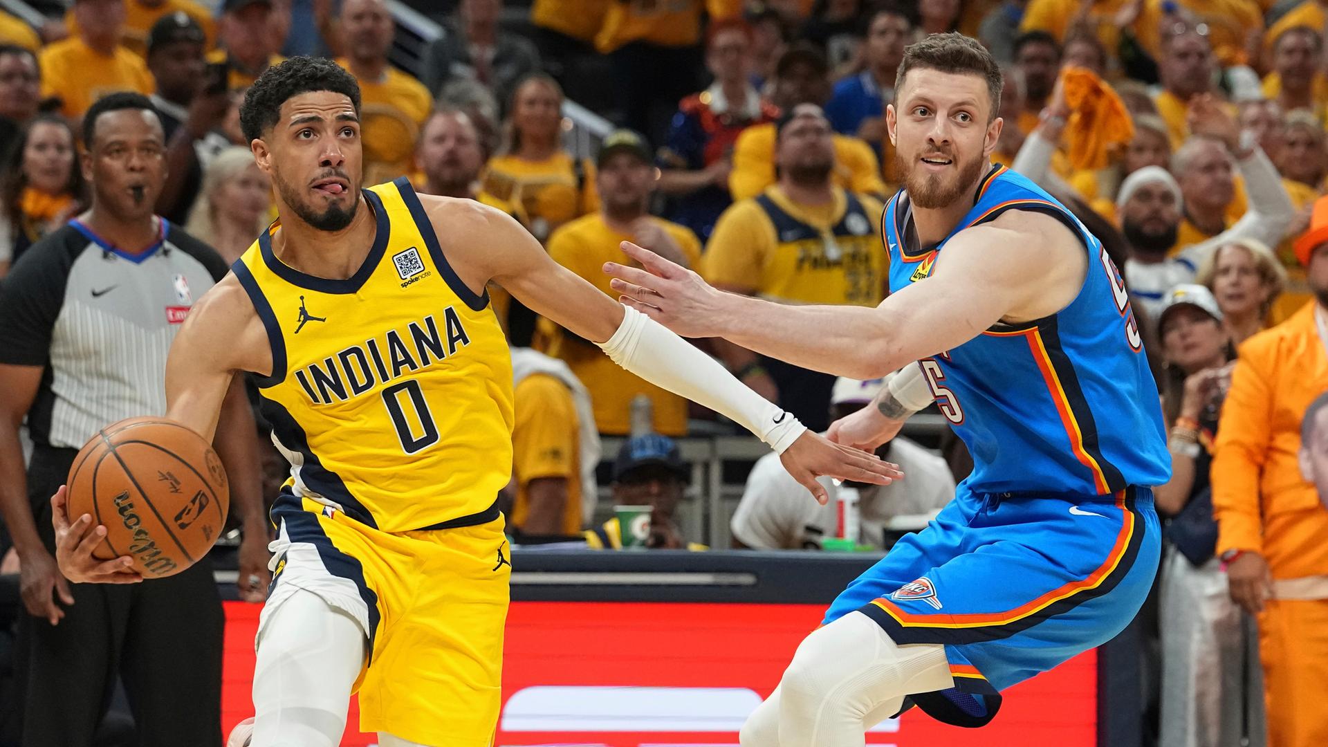 Oklahomas Isaiah Hartenstein (r.) im Duell mit Indianas Tyrese Haliburton