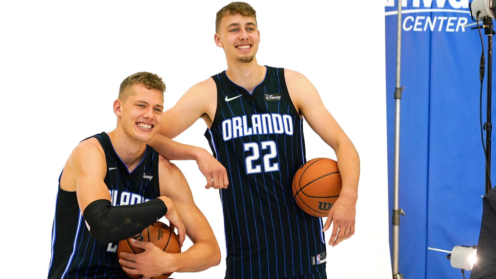 Moritz Wagner (l.) und Franz Wagner während eines Fotoshootings am 27.09.2021 in Orlando 
