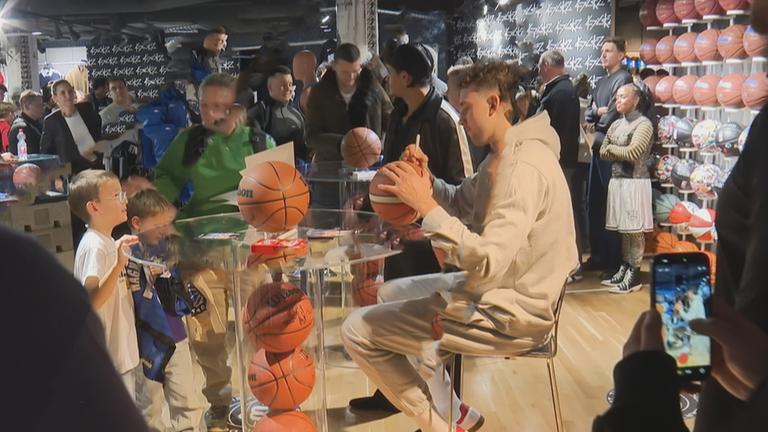 Franz Wagner von den Orlando Magic (NBA) beim Autogramm geben in Berlin.