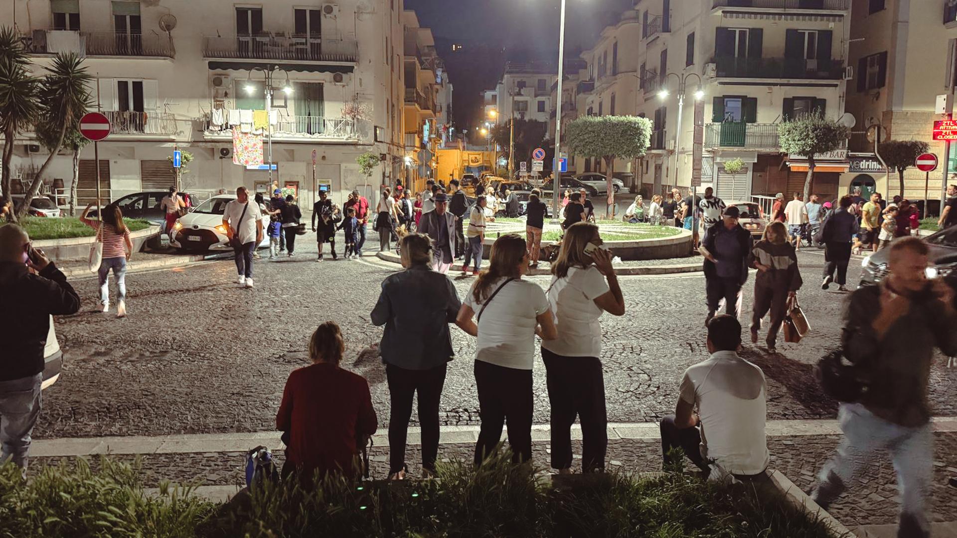 Menschen stehen auf der Straße in Neapel in Angst nach dem Erdbeben. 