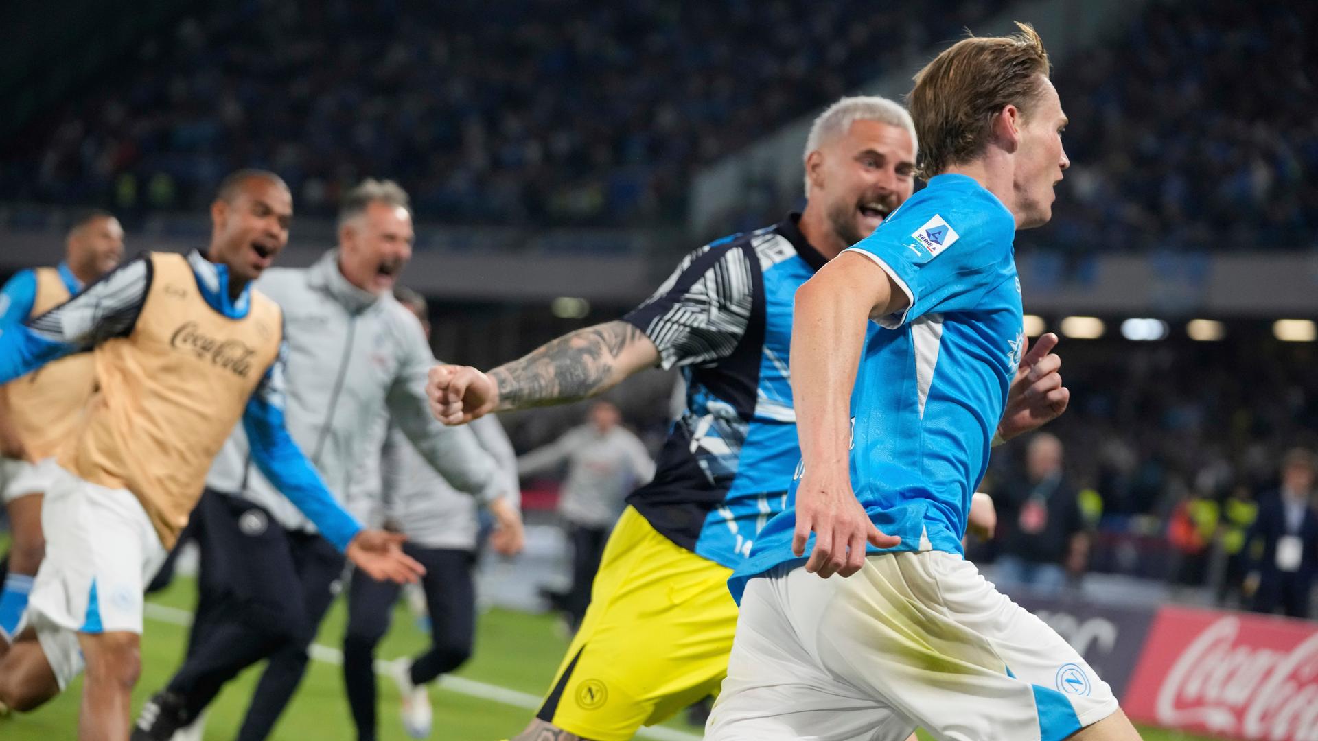 Die Spieler des SSC Neapel freuen sich über ein Tor