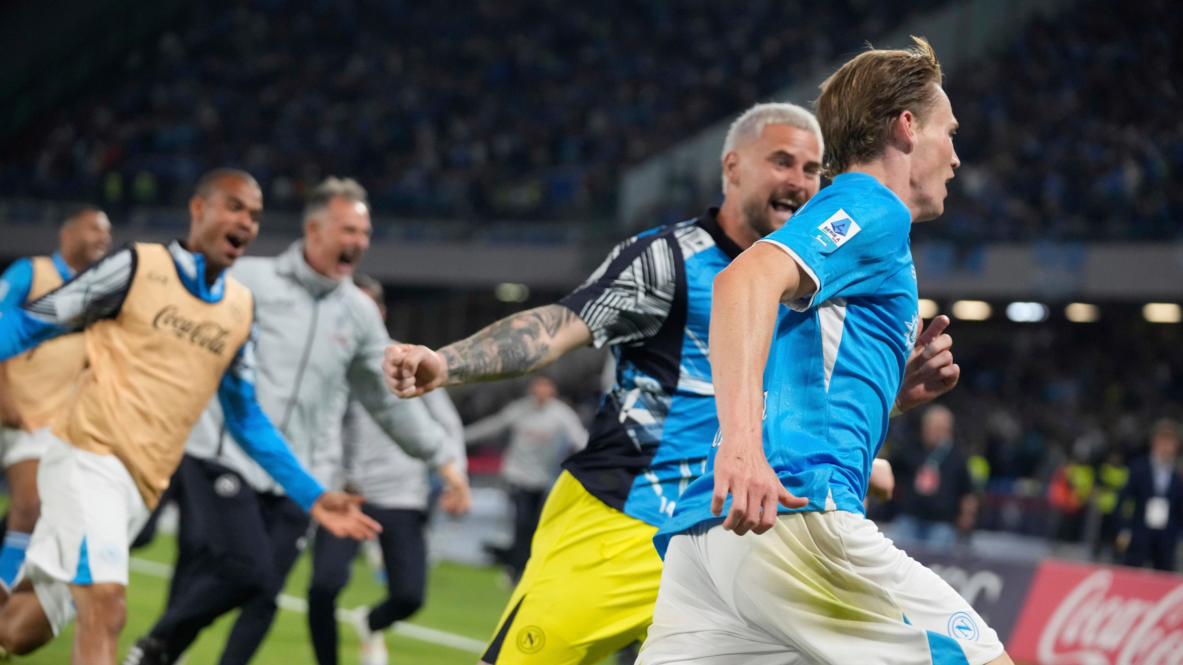 Die Spieler des SSC Neapel freuen sich über ein Tor