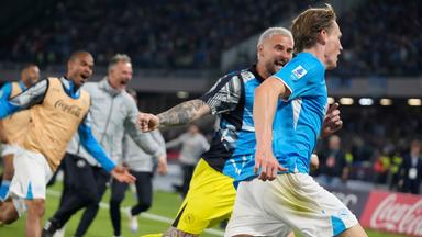 Die Spieler des SSC Neapel freuen sich über ein Tor