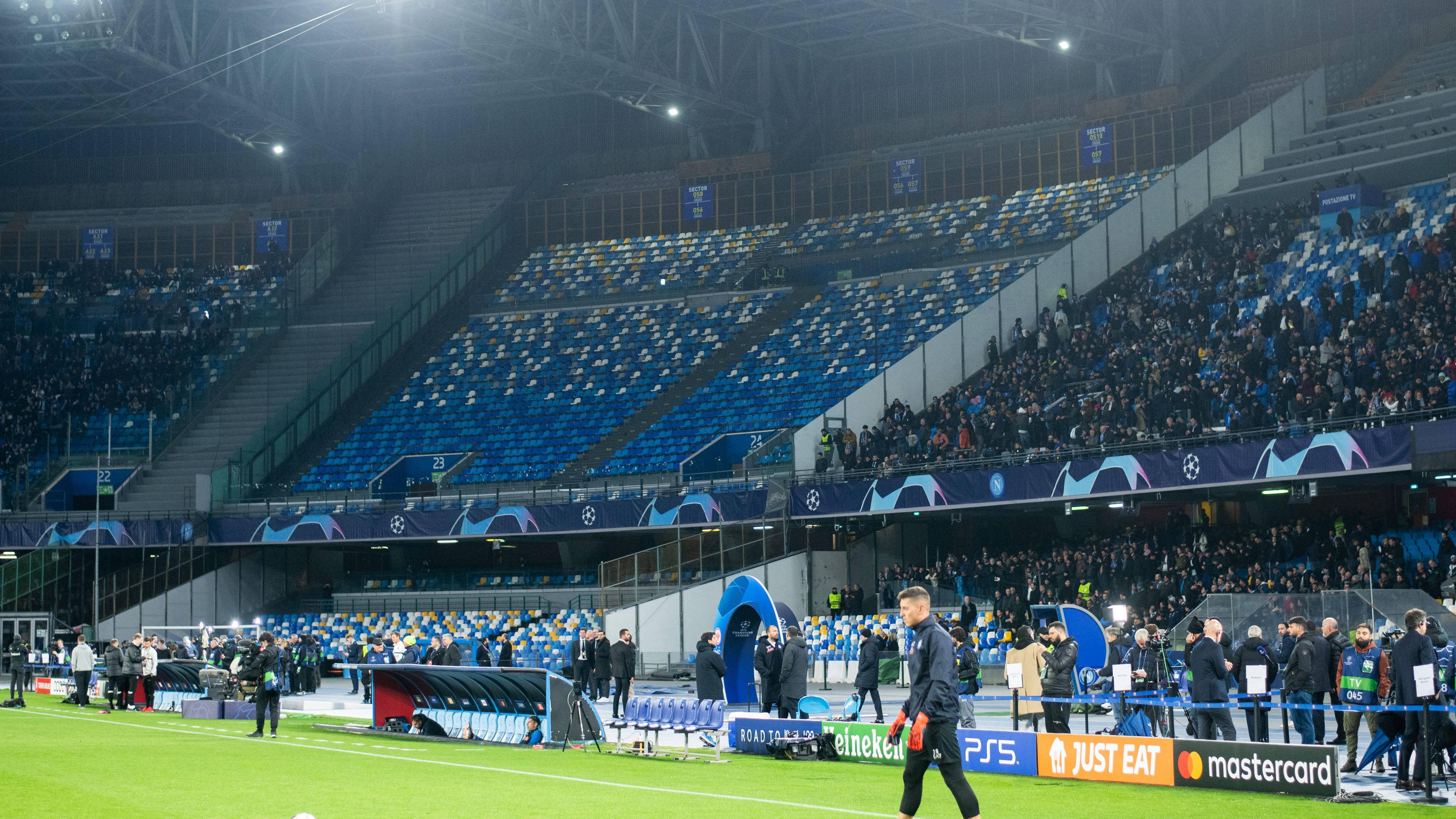 Der leere Frankfurter Gästeblock im Stadion des SSC Neapel beim Achtelfinal-Rückspiel der Champions League 2022/2023