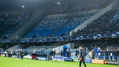 Der leere Frankfurter Gästeblock im Stadion des SSC Neapel beim Achtelfinal-Rückspiel der Champions League 2022/2023
