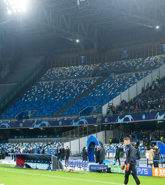 Der leere Frankfurter Gästeblock im Stadion des SSC Neapel beim Achtelfinal-Rückspiel der Champions League 2022/2023