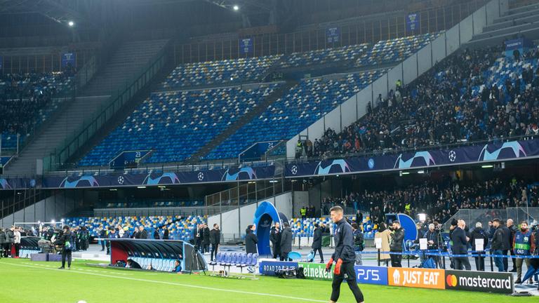Der leere Frankfurter Gästeblock im Stadion des SSC Neapel beim Achtelfinal-Rückspiel der Champions League 2022/2023