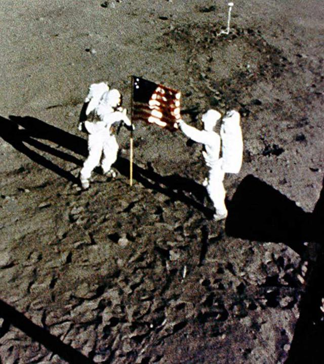 Die Apollo-11-Astronauten Neil Armstrong und Edwin E. "Buzz" Aldrin Jr., wie sie während des ersten Mondspaziergangs die US-Flagge an der "Tranquility Base" aufstellen.