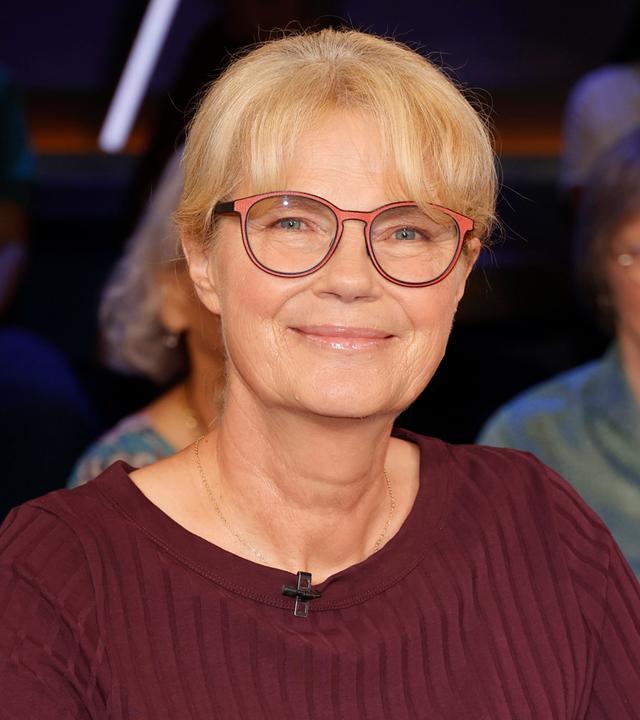 Nele Neuhaus lacht in die Kamera 
