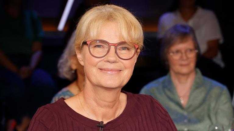 Nele Neuhaus lacht in die Kamera 