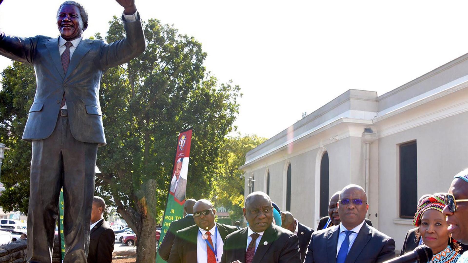 Der südafrikanische Präsident Cyril Ramaphosa bei der Enthüllung einer Statue von Nelson Mandela in Südafrika am 18.07.2023.