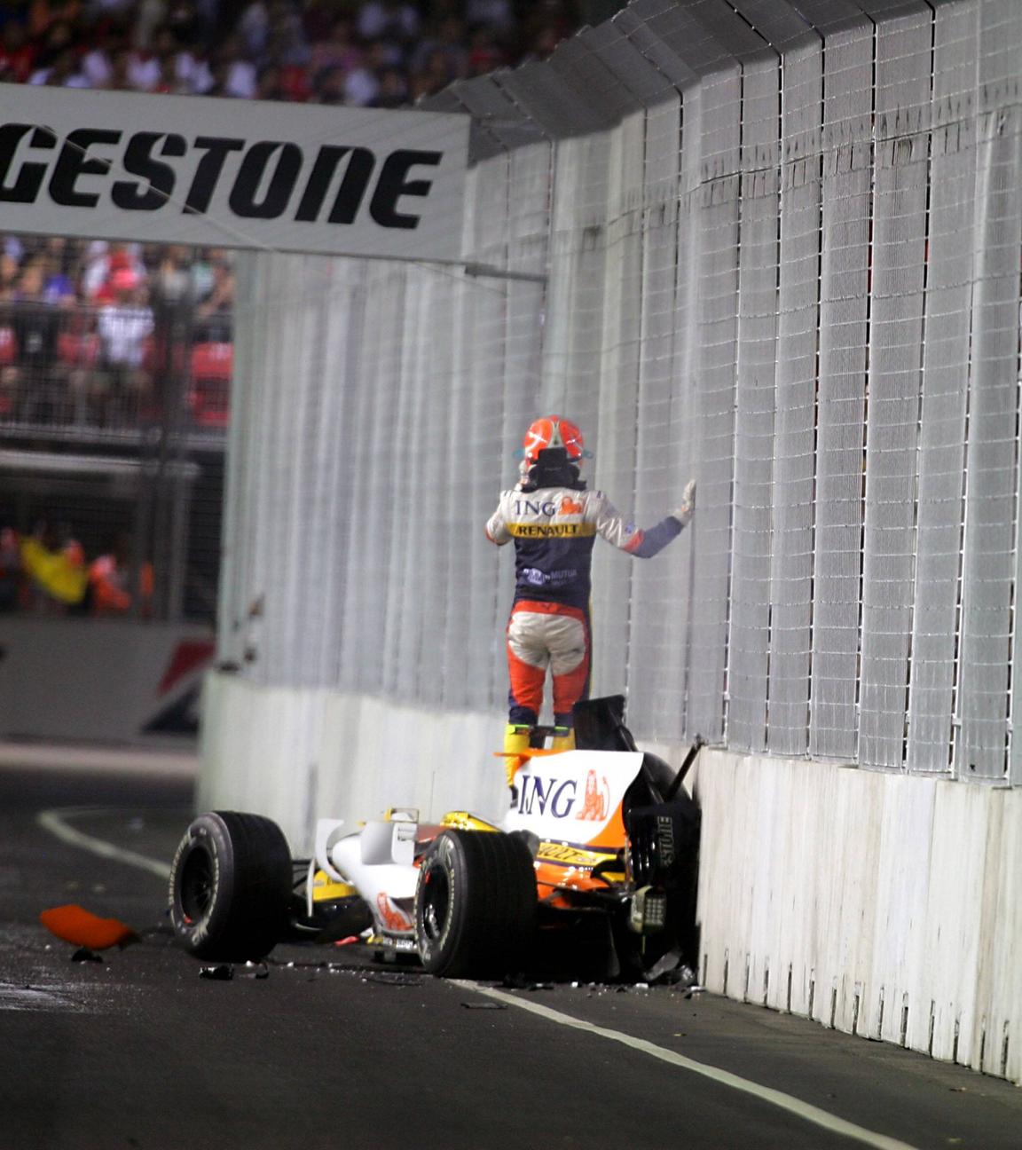 Nelson Piquet Jr. (Brasilien Renault) crasht mit seinem Boliden in die Mauer (2008)