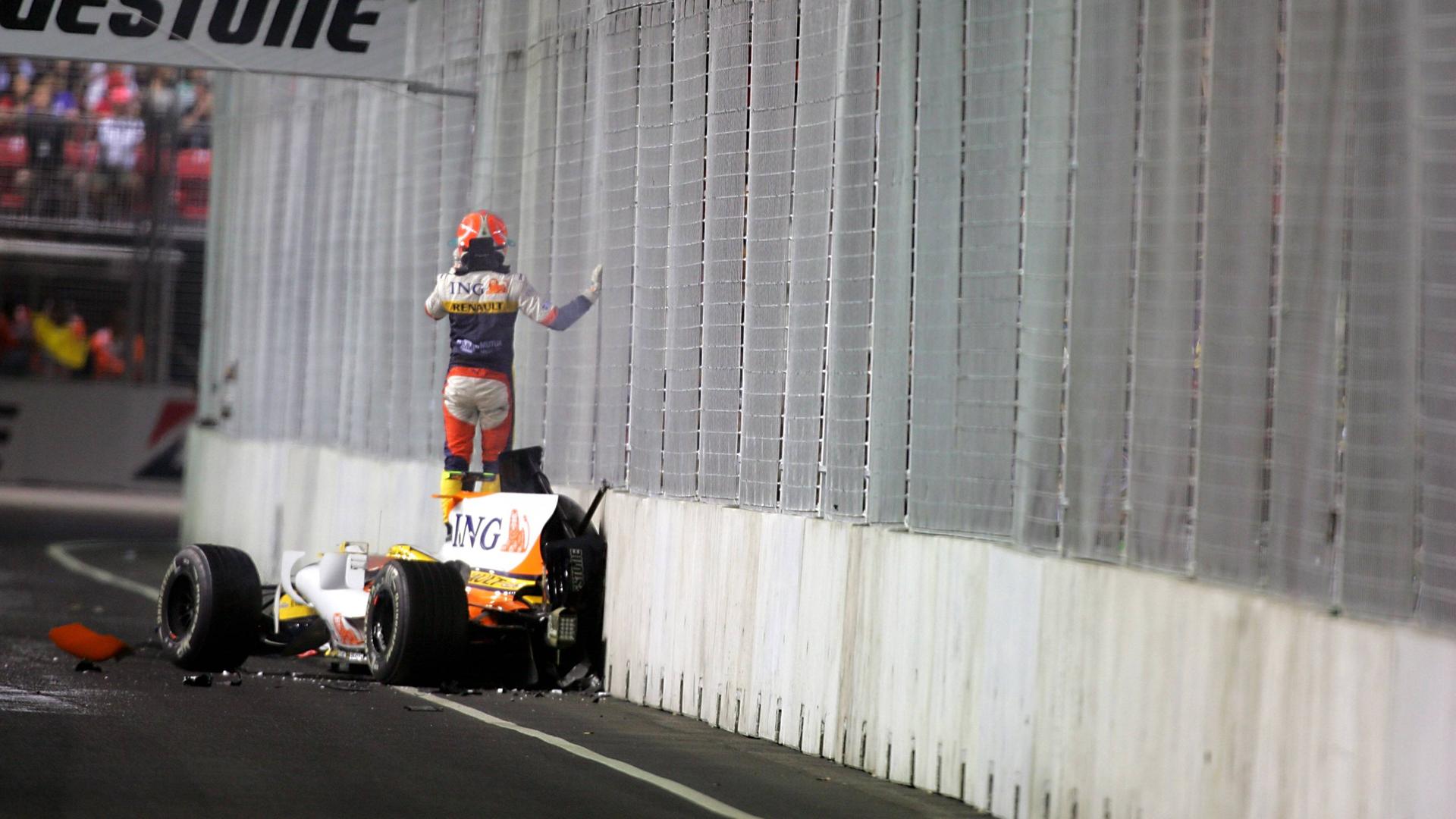 Nelson Piquet Jr. (Brasilien Renault) crasht mit seinem Boliden in die Mauer (2008)