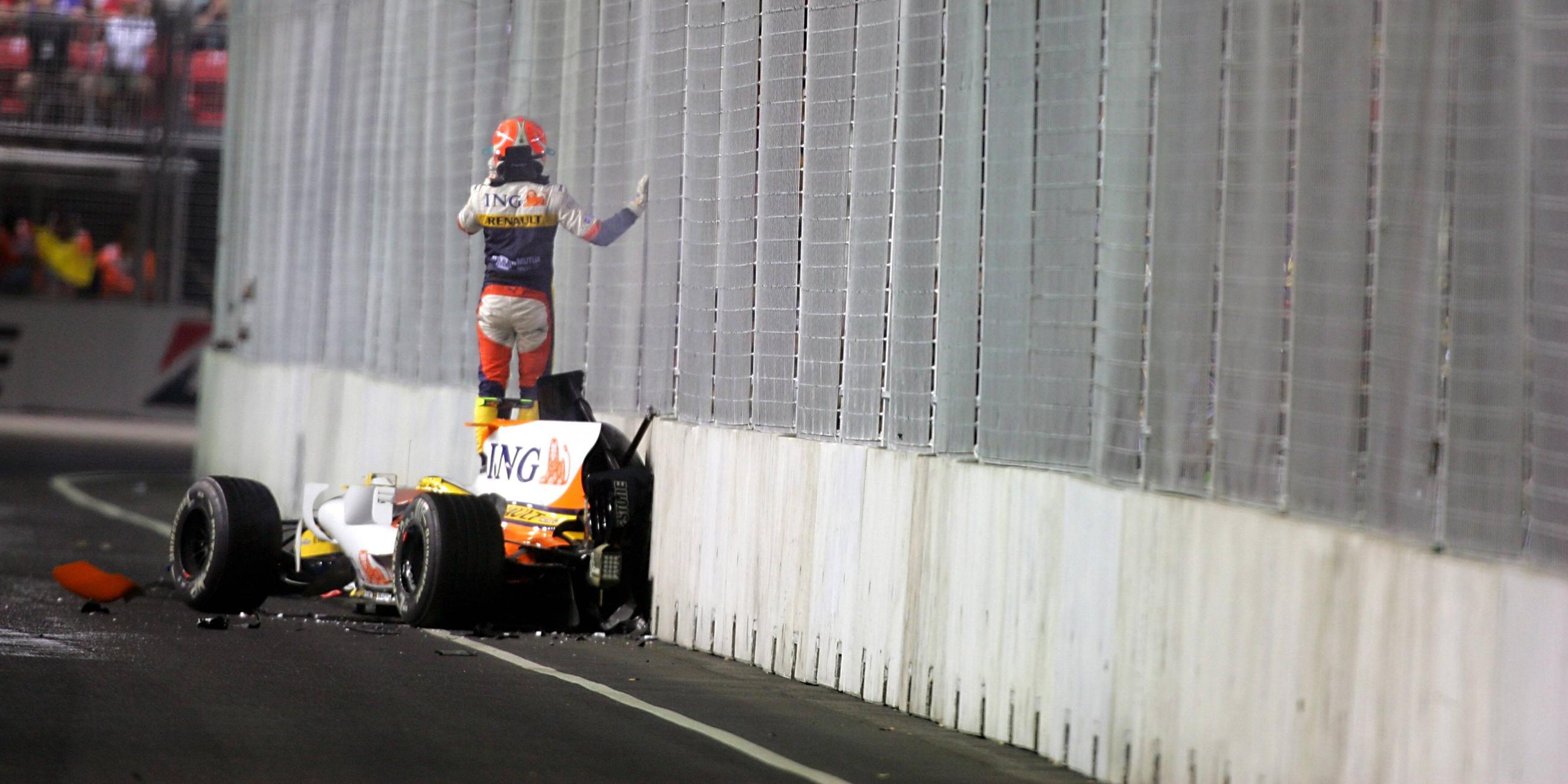 Nelson Piquet Jr. (Brasilien Renault) crasht mit seinem Boliden in die Mauer (2008)