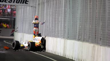 Nelson Piquet Jr. (Brasilien Renault) crasht mit seinem Boliden in die Mauer (2008)