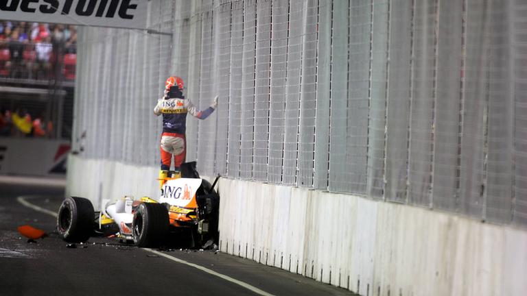 Nelson Piquet Jr. (Brasilien Renault) crasht mit seinem Boliden in die Mauer (2008)