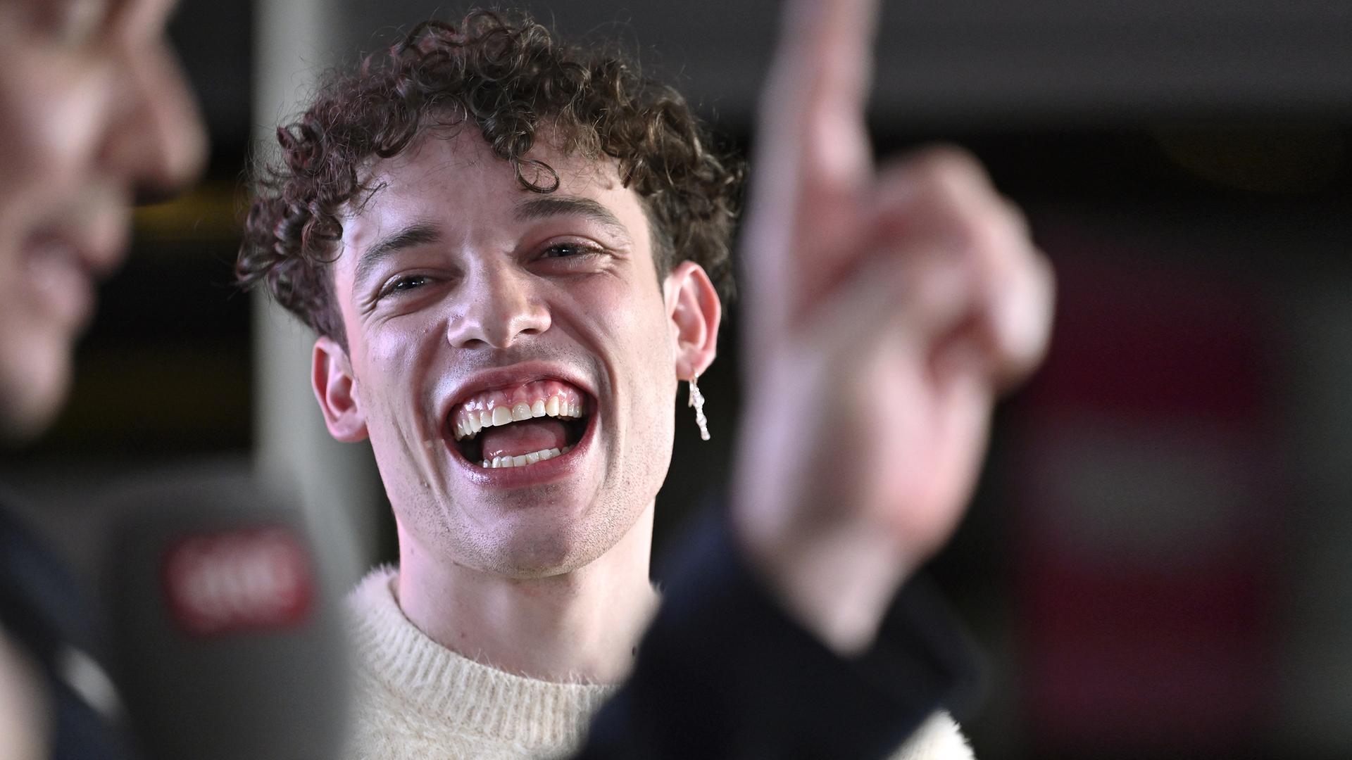 Schweizer Sänger Nemo während einer Pressekonferenz