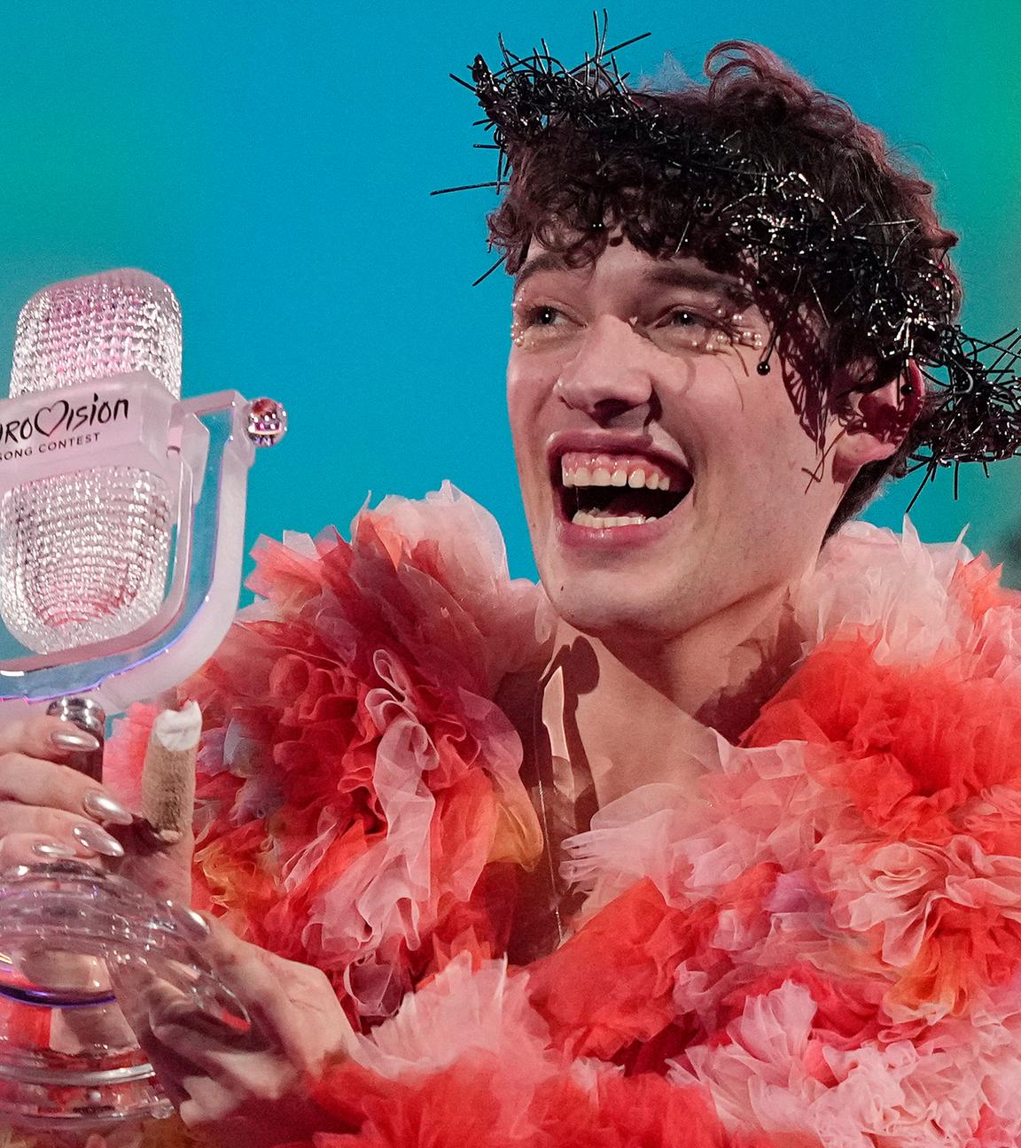 ESC-Sieger Nemo mit Pokal