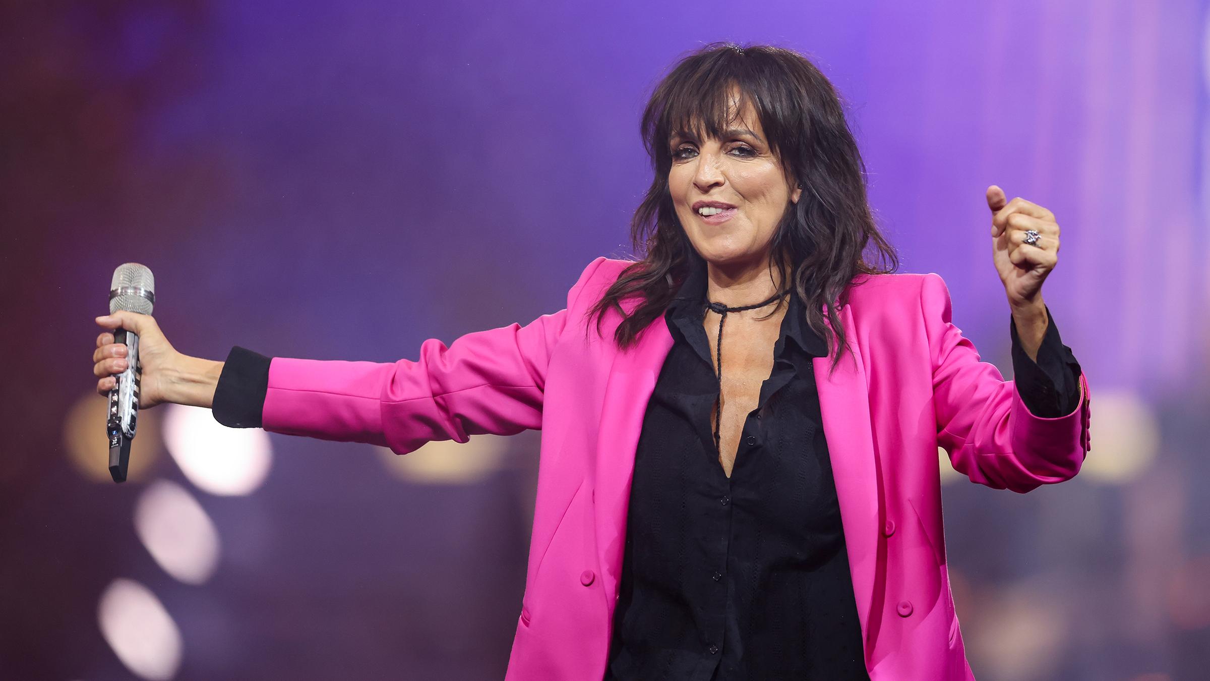 Nena wird 65 und möchte das mit einem "Tanz in den Frühling" feiern. "Bild" erzählte die Sängerin, dass sie für jeden Tag ihres Lebens dankbar sei und ihre Eltern dafür ehre. (24.03.2025)