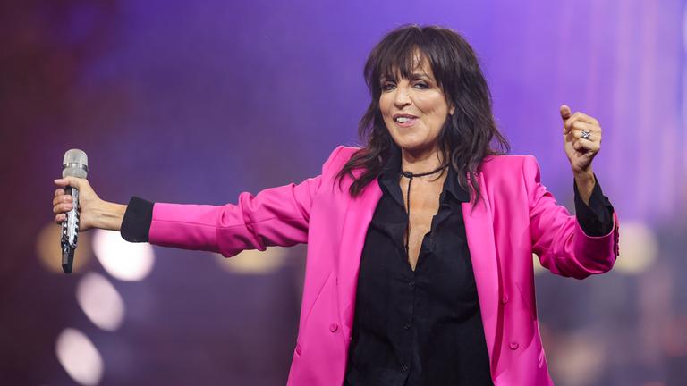 Nena wird 65 und möchte das mit einem "Tanz in den Frühling" feiern. "Bild" erzählte die Sängerin, dass sie für jeden Tag ihres Lebens dankbar sei und ihre Eltern dafür ehre. (24.03.2025)