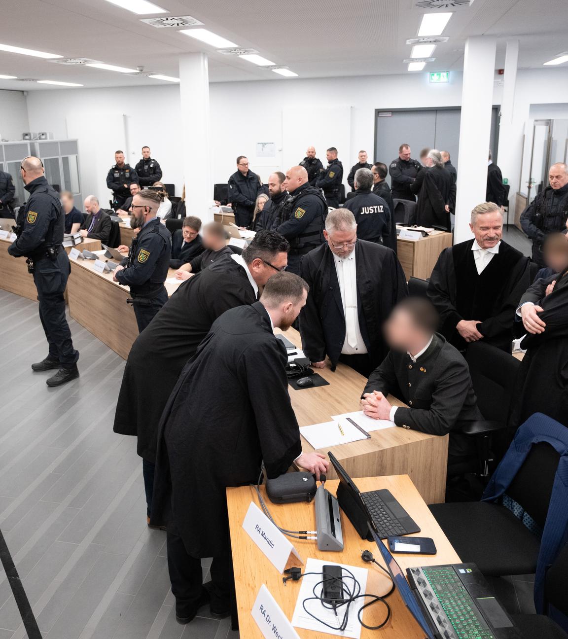 Die Angeklagten im Prozess gegen insgesamt acht mutmaßliche Neonazis sitzen im Oberlandesgericht auf ihren Plätzen. 