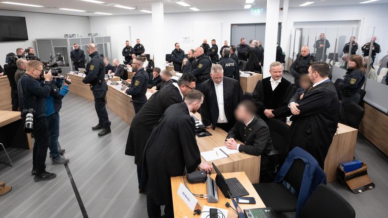 Die Angeklagten im Prozess gegen insgesamt acht mutmaßliche Neonazis sitzen im Oberlandesgericht auf ihren Plätzen. 