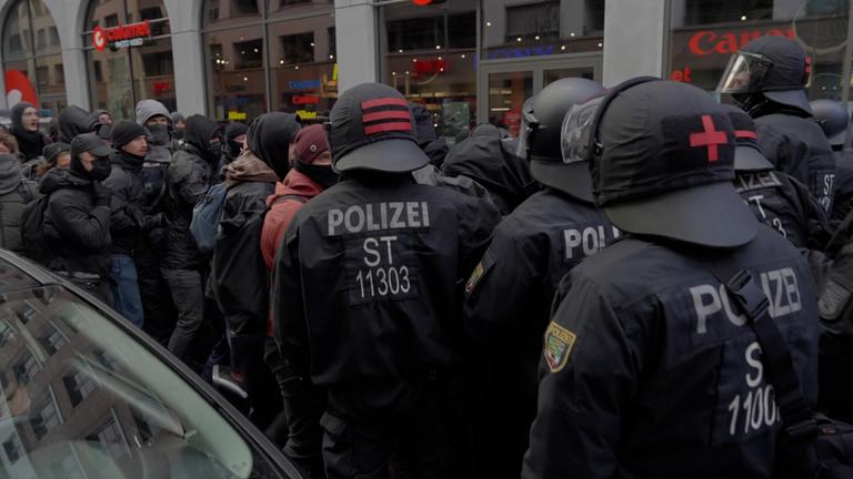  Laut Veranstaltern blockieren die Gegendemonstranten schon jetzt an verschiedenen Orten, Teile der Neonazi-Demonstration.