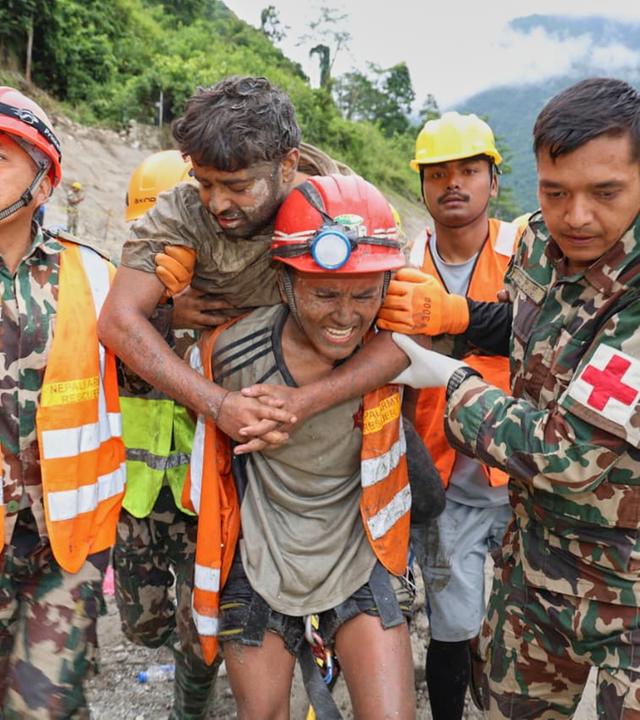 Die beiden geretteten Männer befinden sich laut Angaben des Militärs in einem stabilen Zustand.